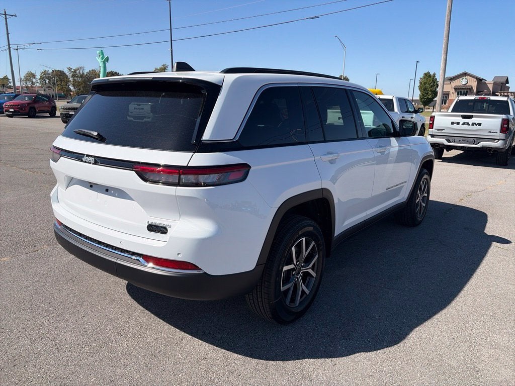 2027 Jeep Grand Cherokee GRAND CHEROKEE LAREDO 4X2