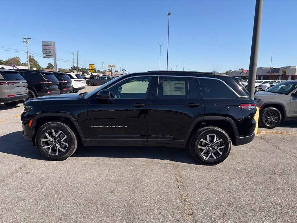 2027 Jeep Grand Cherokee GRAND CHEROKEE LAREDO 4X2