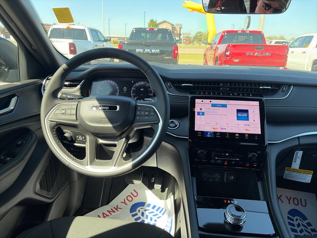 2027 Jeep Grand Cherokee GRAND CHEROKEE LAREDO 4X2