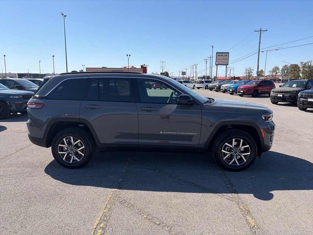 2027 Jeep Grand Cherokee GRAND CHEROKEE LAREDO 4X2