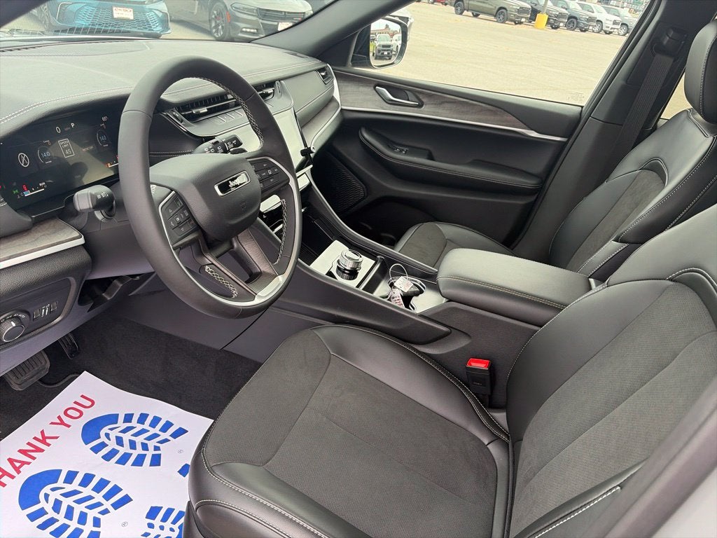 2027 Jeep Grand Cherokee GRAND CHEROKEE LAREDO ALTITUDE 4X2