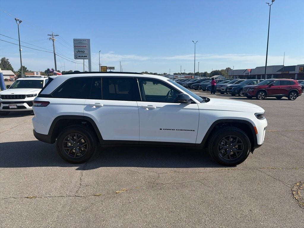 2027 Jeep Grand Cherokee GRAND CHEROKEE LAREDO ALTITUDE 4X4
