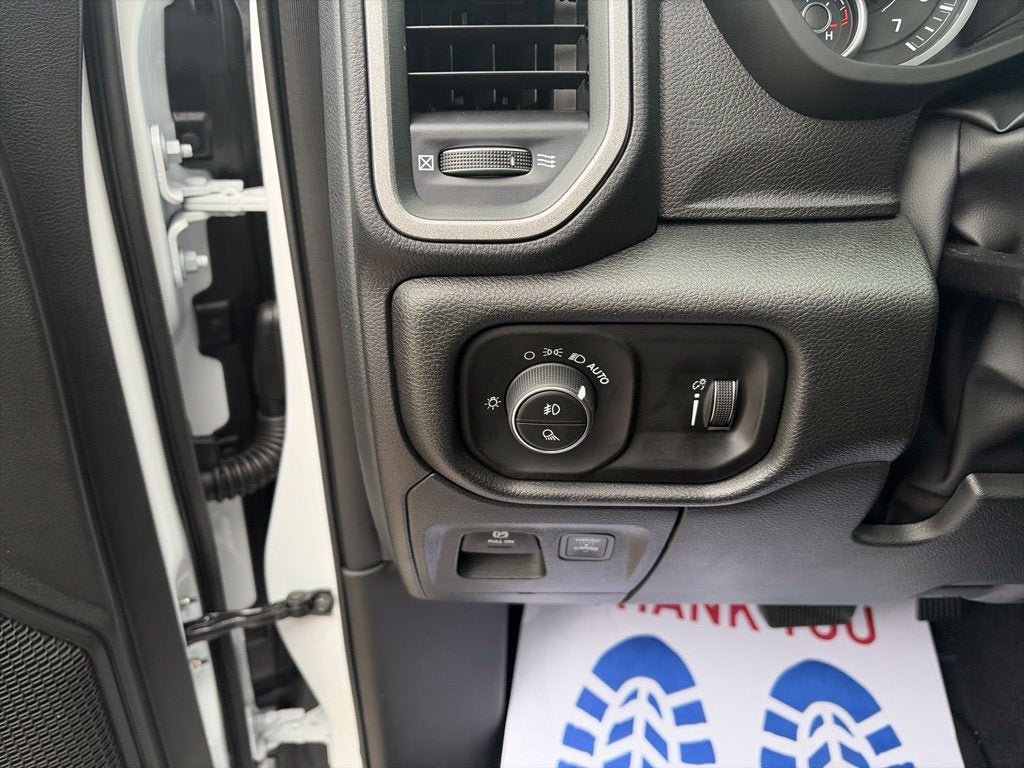2027 RAM Ram 1500 RAM 1500 EXPRESS CREW CAB 4X4 5'7' BOX