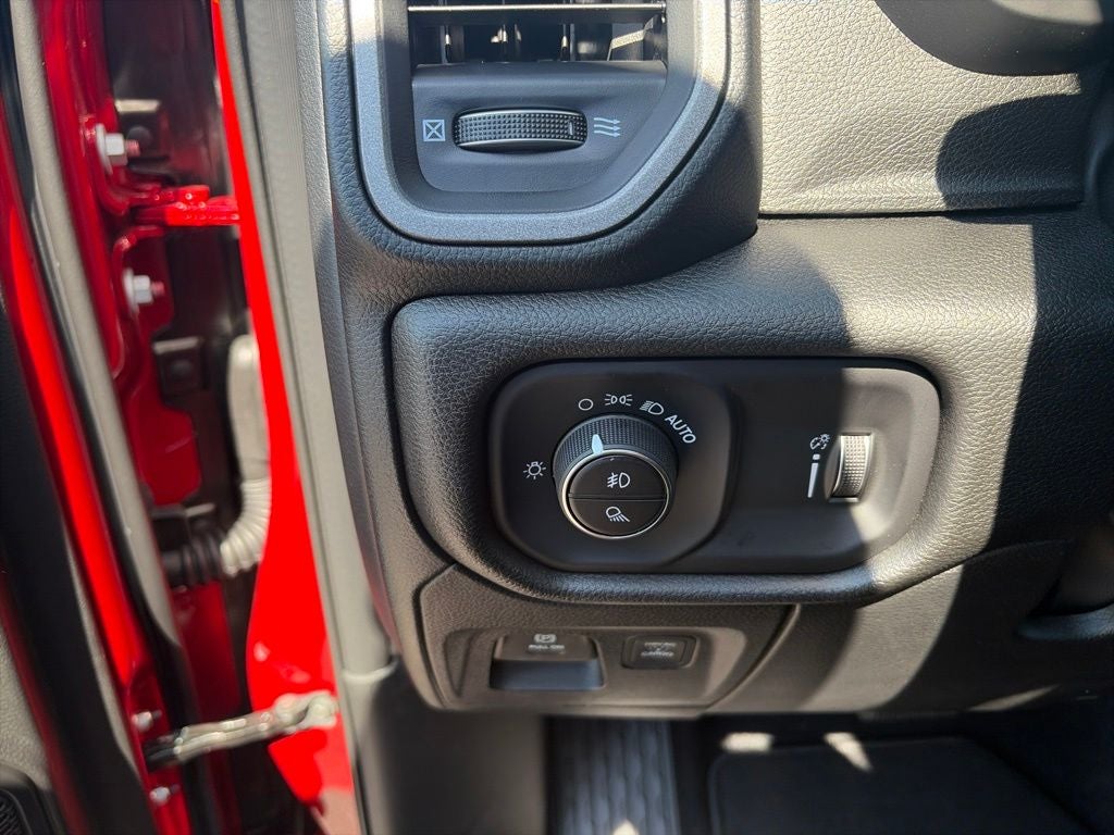 2026 RAM 1500 RAM 1500 EXPRESS CREW CAB 4X4 5'7' BOX