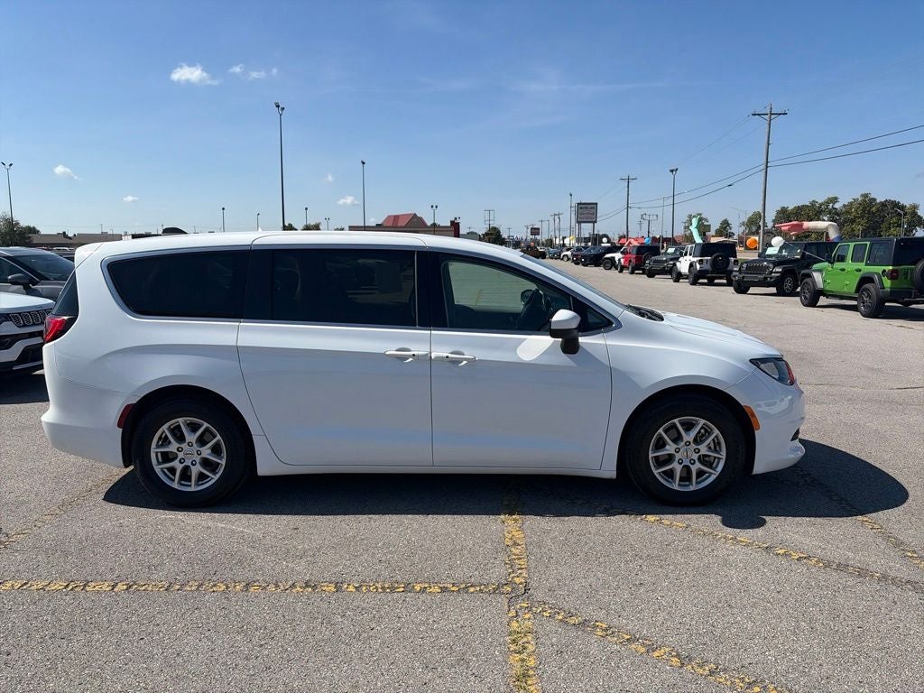 2023 Chrysler Voyager LX